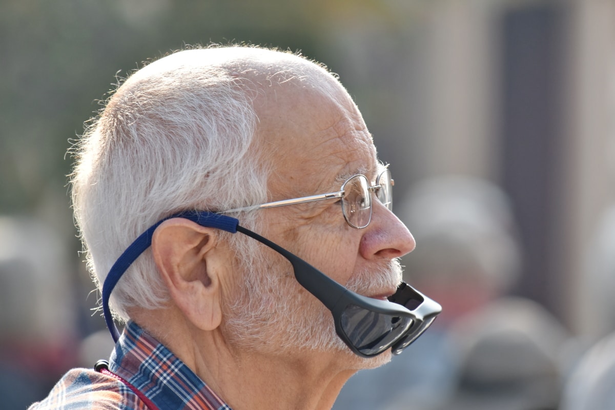 What kind of hearing aid is better for regular dinners and small meetings