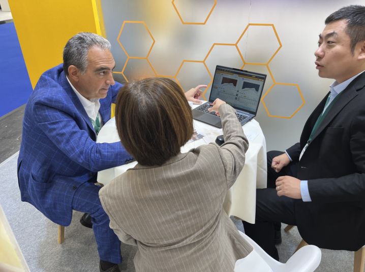 Diálogo comercial com parceiros distribuidores internacionais