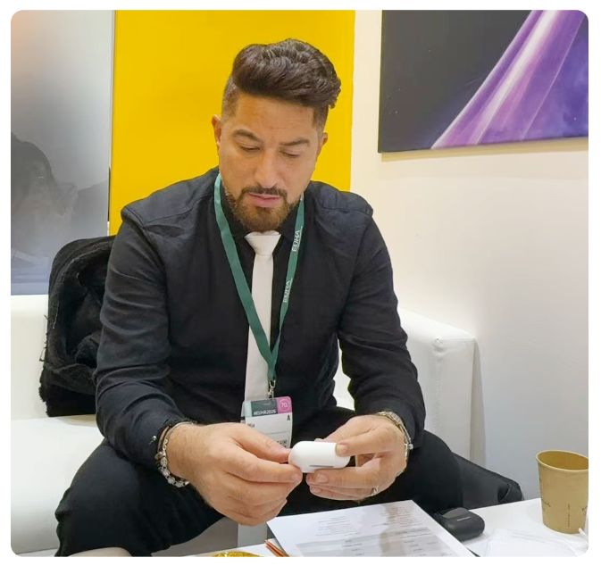 Parceiros comerciais visitando novamente o estande da AUSTAR