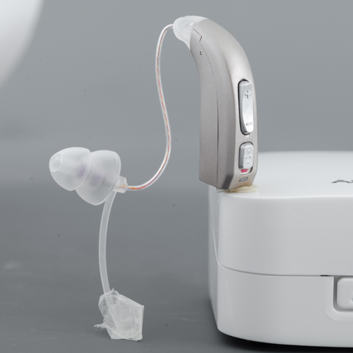 Los audífonos Cadenza E39 Digital Pearl Grey RIC se pueden recargar